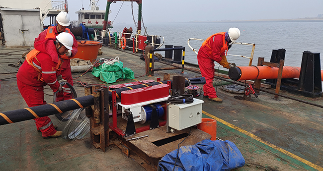 我司首次定向鑽穿越二(èr)界溝航道(dào)—月東海纜更(gèng)換維修項目順利完工 我司首次(cì)定(dìng)向鑽穿越二界溝(gōu)航道—月東海纜更(gèng)換維修項目順(shùn)利完(wán)工